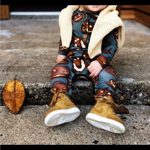 Posh Peanut Kirby Henley Romper - Picture 5 of 7